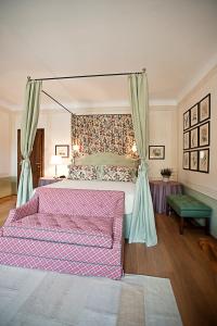 een slaapkamer met een groot bed met een baldakijn bij La Locanda Di Cetona in Cetona