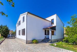 a white house with a cob at Apartment VIVIANA in Pula