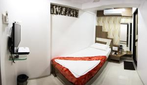 Camera piccola con letto e TV di Hotel Fantacee a Navi Mumbai