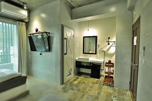 a bathroom with a sink and a mirror at Genuinn in Taitung City