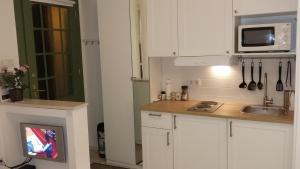 Nhà bếp/bếp nhỏ tại Studio apartment - Green door