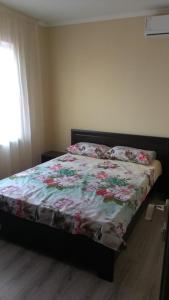 ゴルビツカヤにあるGuest House Freshのベッドルーム1室(花柄の掛け布団付きのベッド1台付)