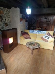 Una sala de estar con un sofá y una mesa de café. en Casa Angel, en Sequeros