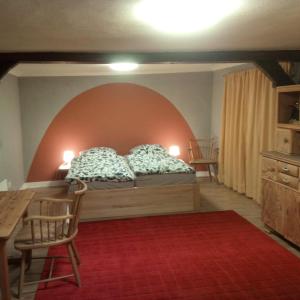 um quarto com duas camas e uma mesa e cadeiras em Gemütliche Gästezimmer in einem neu sanierten Fachwerkhaus em Sachsenheim