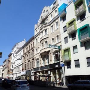 ein Gebäude auf einer Straße mit davor geparkt in der Unterkunft Pension Reimer in Wien