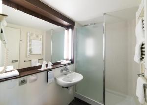 a bathroom with a sink, toilet and bathtub at Campanile Agen in Agen