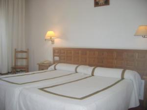 A bed or beds in a room at Hotel Hispanidad