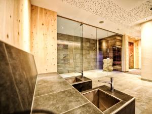 Koupelna v ubytování Hotel Arnika + 37 fotografií