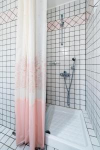 スーニオにあるStudio Thorikositeのバスルーム(ピンクのシャワーカーテン付きのシャワー付)が備わります。