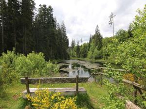 Landhaus Enztalperle في انزكلوسترل: جلسة كنب خشبي بجانب نهر +15 صورة