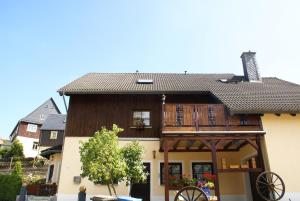 een groot huis met een balkon. bij Ferienwohnung am Schloss Lauenstein im Erzgebirge in Lauenstein