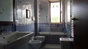 La salle de bains est pourvue d'un lavabo, de toilettes et d'une baignoire. dans l'établissement Casa Menhir AeT, à Bari Palese