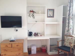 TV a/nebo společenská místnost v ubytování Acorn Guest House