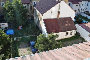 una vista aérea de una casa con techo en Attic with parking, near the center of ČB - 110m2 en České Budějovice