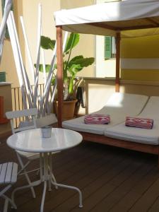 a room with a bed and a table and a chair at Can Blau Homes Turismo de Interior in Palma de Mallorca