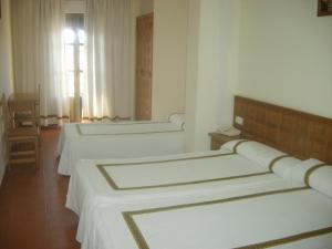 A bed or beds in a room at Hotel Hispanidad