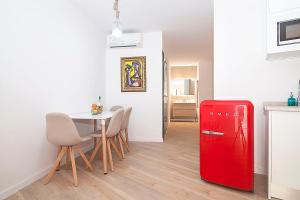 パルマ・デ・マヨルカにあるカン ブラウ ホームス トゥリズモ デ インテリオールの赤い冷蔵庫付きのキッチン(テーブル付)