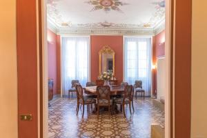 ein Esszimmer mit einem Tisch und Stühlen in der Unterkunft La Chaise Longue in Lucca