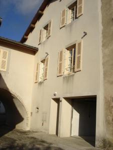 un edificio bianco con molte finestre di Gite de victor a Gigny-sur-Suran
