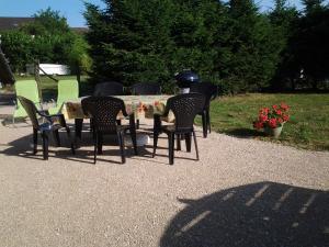 un tavolo con sedie e tavolo con di Gite de victor a Gigny-sur-Suran