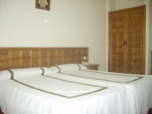 A bed or beds in a room at Hotel Hispanidad