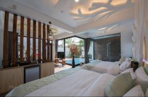 una grande camera da letto con due letti e una grande finestra di Mou Xia Villa a Wujie