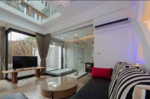 un soggiorno con un divano e una TV di Mou Xia Villa a Wujie