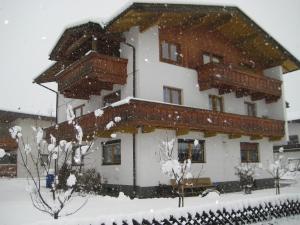 ウダーンスにあるHaus Christlの雪に覆われた大きな建物