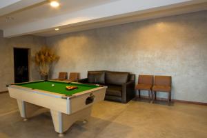 Isalo Rock Lodge tesisinde bir bilardo masası