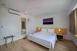 Ένα ή περισσότερα κρεβάτια σε δωμάτιο στο Whiz Prime Hotel Sudirman Pekanbaru