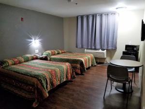 Säng eller sängar i ett rum på Travel Time Motel