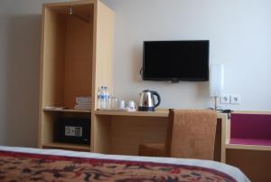 TV a/nebo společenská místnost v ubytování Bekizaar Hotel Surabaya