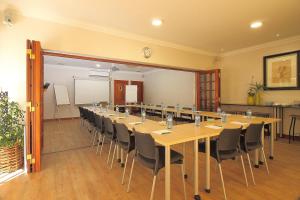 una sala de conferencias con una mesa larga y sillas en Rivonia Premier Lodge, en Johannesburgo 100 fotos más