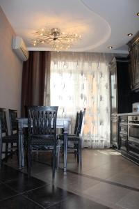 ノヴォシビルスクにあるАпартаменты с джакузи на Кошурникова 22 дробь 1のダイニングルーム(テーブル、椅子、窓付)