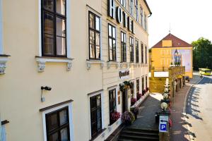 una strada in una città con un edificio di Hotel Paradies a Teplice