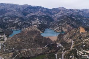 Elle offre une vue aérienne sur les montagnes et le lac. dans l'établissement RURAL EL MAÑo, à Castril