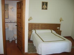 A bed or beds in a room at Hotel Hispanidad