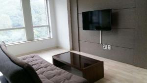 TV a/nebo společenská místnost v ubytování Gaon Residence Hotel
