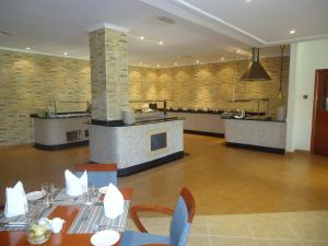 Kuchyň nebo kuchyňský kout v ubytování Dhafra Beach Hotel