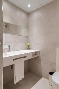 un baño con lavabo e inodoro en Casa Los Pacos, en Fuengirola