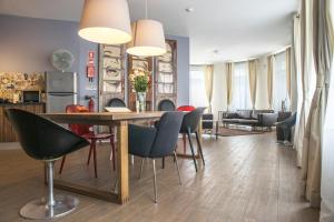 uma sala de jantar com mesa e cadeiras em BCharming House no Porto