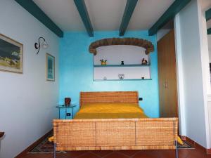 um quarto com uma cama num quarto azul em Amalfi View Cottage em Amalfi