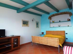 1 dormitorio con paredes azules y 1 cama con sábanas amarillas en Amalfi View Cottage, en Amalfi