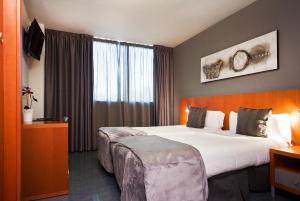 Habitación de hotel con cama grande y ventana en HOTEL SANT PERE ll HSPII, en Rubí