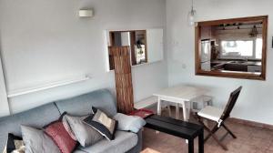 - un salon avec un canapé et une table dans l'établissement Lomas del Mar I, à Vera