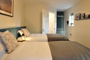 เตียงในห้องที่ The Gateway Lodge