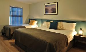 เตียงในห้องที่ The Gateway Lodge