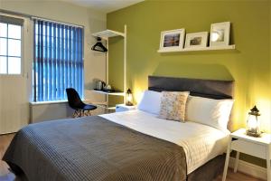 เตียงในห้องที่ The Gateway Lodge