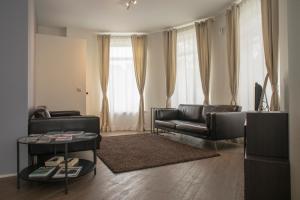 ein Wohnzimmer mit einem Sofa und einem Tisch in der Unterkunft BCharming House in Porto