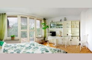 グダニスクにあるSłoneczny apartament z balkonemのベッドルーム1室(ベッド1台、テーブル、椅子付)